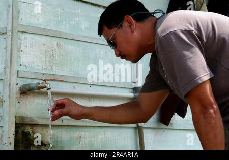 DER LEITER des US Navy Chief Hospital Corpsman nimmt eine Wasserprobe in einem Lager für Binnenvertriebene in Banda Aceh, Indonesien. Stockfoto