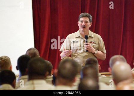 TERRY Scott, Master Chief Petty Officer der US Navy (MCPON), spricht mit Seeleuten während eines Telefongesprächs in Guantanamo Bay, Kuba. Stockfoto