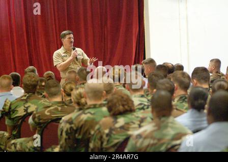 TERRY Scott, Master Chief Petty Officer der US Navy (MCPON), spricht mit Seeleuten während eines Telefongesprächs in Guantanamo Bay, Kuba. Stockfoto