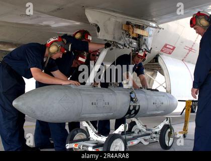 US Navy Aviation Ordnancemen laden eine AN-AWW-13 Advanced Data Link-Pod von einem Waffenpylon auf einem P-3C Orion herunter, der den Tigern zur Patrouillenstaffel Acht (VP-8) in Okinawa, Japan, zugewiesen wurde. Stockfoto