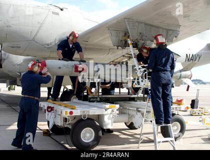 US Navy Aviation Ordnancemen laden eine inerte CATM-84K Standoff Land Attack Missile-Expanded Response (SLAM-er)-Trainingsprorakete von einem Waffenpylon auf einer P-3C Orion herunter. Stockfoto