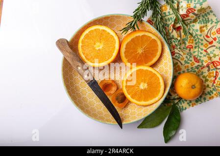 Orangenscheiben mit Messer und Stoff von oben nach unten Stockfoto
