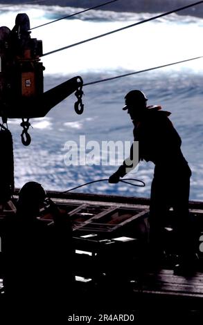 US Navy während einer Vertical Replenishment (VERTREP) transferieren Besatzungsmitglieder an Bord der USS Nimitz (CVN 68) Waffen und Vorräte vom schnellen Kampfschiff USNS Bridge (T-AOE 10) des militärischen Sealift-Kommandos (MSC). Stockfoto