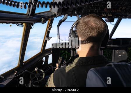 USA Marinekorps Major Dustin Schelegle, ein Flugzeugkommandant mit Marine Aerial Betanked Transport Squadron, 1. Marine Aircraft Wing, Piloten A C-130J Super Hercules nach Pohang, Südkorea, 20. Januar 2023. III MSB schickte eine kleine Quartiergruppe, um die Hauptbewegung vor Bushido Strike 23 vorzubereiten. Eine Schulungsveranstaltung in Südkorea, bei der die III-MSB ihre Bewertung der Kampfbereitschaft des Marinekorps durchführen wird, um ihre Mission als wesentliche Aufgaben zu validieren, Unterstützung für Kampfdienste sowie Sicherheits- und Verwaltungsdienste für die III-Marine Expeditionstruppe bereitzustellen. Stockfoto