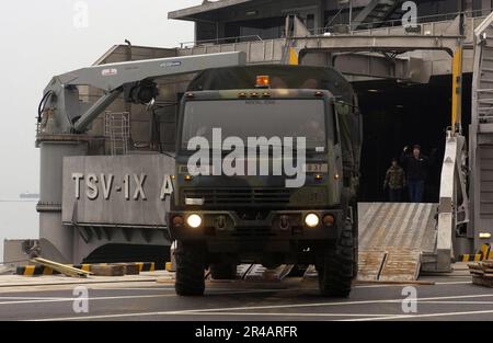 US NAVY A U.S. Army Light Medium taktisches Fahrzeug ist auf die USA geladen Armeetheater-Hilfsschiff TSV-1x Speerkopf am Gwangyang Hafenterminal, Republik Korea. Stockfoto