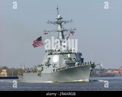 US Navy der gesteuerte Raketenzerstörer USS Sullivans (DDG 68) verlässt Savannah, Georgia, nachdem er an St. Patrick's Day Zeremonien. Stockfoto