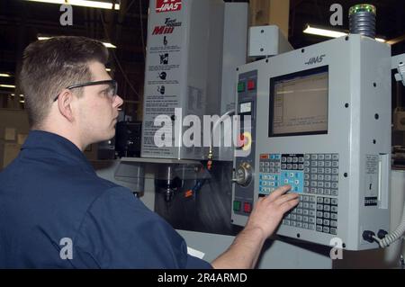 DER US Navy Machinery Servicebetrieb der Klasse 3. programmiert die Haas Tool Room Mill, um Halterungen für einen EA-6B Prowler zu fräsen. Stockfoto