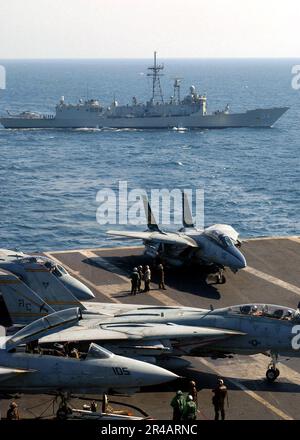 US Navy die australische Fregatte der Marine HMAS Darwin (FFG 04) steuert hinter dem Flugzeugträger der Nimitz-Klasse USS Harry S. Truman (CVN 75). Stockfoto