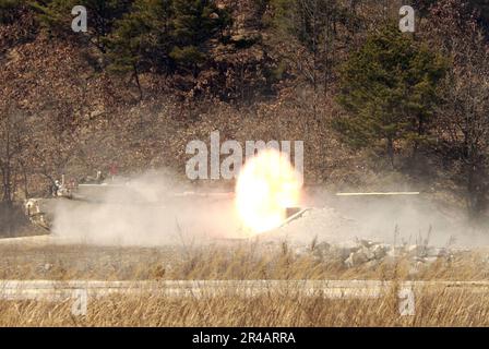 US Navy USA Soldaten der Armee, die dem 1. Geschwader, dem 1. Calvary Regiment, zugeteilt sind, feuern die Kanone aus einem M1A1 Abrams Hauptpanzer während einer Feuerübung im Rodriguez Live Fire Complex, Republik Kore. Stockfoto