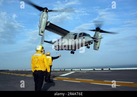 US Navy ein MV-22 Osprey, der Argonauten des Marine Tiltrotor Operational Test and Evaluation Squadron Two Two Two (VMX-22) zugeteilt wurde. Startet vom Flugdeck. Stockfoto