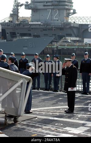 US Navy Offizier von Deck, ENS. Richtig, nimmt den Salut eines Royal Canadian Air Cadet an, der um Erlaubnis bittet, an Bord der geführten Raketenfregatte USS Rodney M. Davis (FFG 60) an Bord von N. Stockfoto