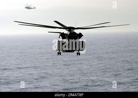 US Navy MH-53E Sea Dragon Helikopter bereiten sich auf die Landung auf dem Flugdeck an Bord des Amphibienschiffs USS Bataan (LHD 5) vor. Stockfoto