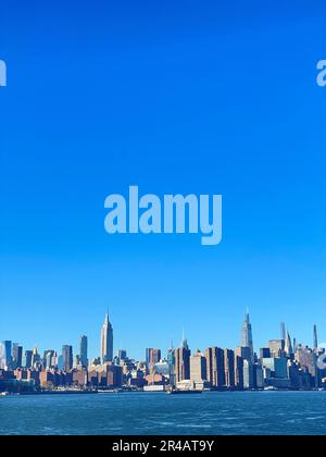 Ein atemberaubender Blick auf die majestätische Skyline von New York City von der anderen Seite der Bucht in den Vereinigten Staaten Stockfoto