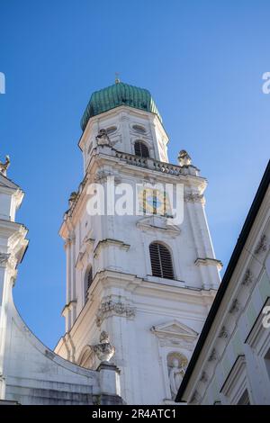 Eine atemberaubende Außenaufnahme des Stephansdoms in Passau Stockfoto