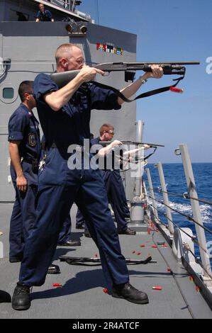 US Navy Sonar Technician 1. Class feuert eine Mossberg-Schrotflinte der Stärke 12 ab, die aus dem Vorfeld der Fregatte USS Gary (FFG 51) stammt. Stockfoto