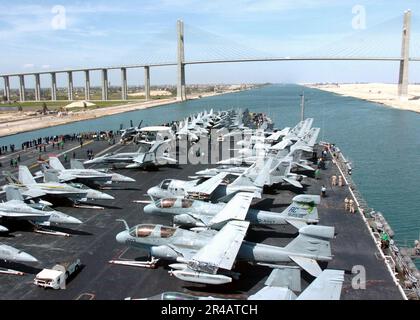 US Navy-Matrosen versammeln sich auf dem Flugdeck an Bord des Flugzeugträgers USS Harry S. Truman der Nimitz-Klasse (CVN 75), bevor sie während der achtstündigen Transitzeit durch die Suez unter der Mubarek Peace Bridge hindurchfahren. Stockfoto