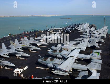 US Navy-Matrosen versammeln sich auf dem Cockpit an Bord des Flugzeugträgers USS Harry S. Truman der Nimitz-Klasse (CVN 75) während der achtstündigen Transit durch den Suez-Kanal. Stockfoto