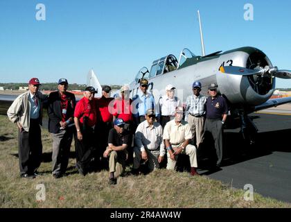 US Navy Tuskegee Airmen stehen stolz neben einem nordamerikanischen AT-6 Texan aus der Zeit des Zweiten Weltkriegs. Stockfoto