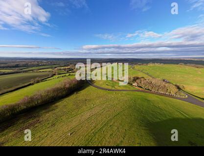 Dieses malerische Bild zeigt eine üppige grüne Landschaft mit einem gewundenen Fluss, der sich durch die Landschaft schlängelt Stockfoto