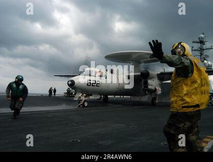 US Navy Aviation Boatswain Mate 3. Class signalisiert dem Deckoffizier, dass eine E-2C Hawkeye zum Start bereit ist. Stockfoto