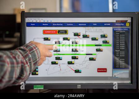 Rome Alcantara, 88. Operations Support Squadron Airfield Manager, gibt Daten in die digitale Flugplatzkarte am Wright-Patterson Air Force Base, Ohio, 10. Januar 2023 ein. Jede Start- und Landebahn ist in einzelne Abschnitte unterteilt, und Alcantara kann wählen, ob sie offen, geschlossen oder ausgesetzt ist. Diese Informationen werden dann auf eine Website hochgeladen, auf der Piloten, Fluglotsen und die Führung der Basis Einblick haben Echtzeitdaten zu den Flugbedingungen. Stockfoto