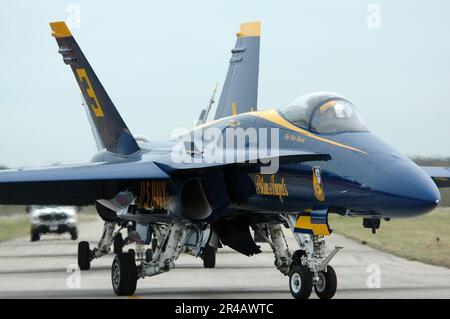 US Navy USA Marinekorps Major Matthew C. Shortal, Linkskorridpilot in den USA Navy Fight Demonstrationsteam, die Blue Angels, Taxi seine F-A-18A Hornet zurück zur Fluglinie. Stockfoto