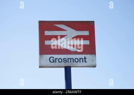 Ein Schild zum Bahnhof Grosmont in North Yorkshire, Großbritannien. Stockfoto