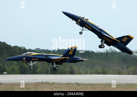 US Navy Lead Solo, Lieutenant Commander. Craig R. Olson, den USA zugeteilt Das Navy-Flugzeug-Demonstrationsteam, die Blue Angels, zieht seine F-A-18A Hornet als der gegnerische Solo, Lieutenant Commander. Theodore J. Steelman, Betrüger. Stockfoto