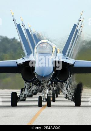 US Navy F-A-18A Hornets, den USA zugeteilt Das Navy Flug Demonstrationsteam, die Blue Angels, fährt mit dem Taxi zurück zu ihrer Fluglinie, nachdem sie vor der Menge auf der Coastal Carolina Air Show 2005 aufgetreten sind. Stockfoto