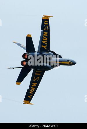 US Navy Lead Solo, Lieutenant Commander. Craig R. Olson, den USA zugeteilt Das Navy Flight Demonstrationsteam, die Blue Angels, zieht seine F-A-18A Hornet in eine enge Kurve. Stockfoto