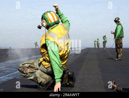 US Navy Catapult Safety Observer Aviation Boatswains Mate signalisiert dem Deck Edge Safety Observer, dass das Katapult frei ist, ohne Ladung zu schießen. Stockfoto
