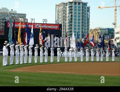 US Navy USA Marinesoldaten stehen während des Military Appreciation Day im Petco Park, der Heimat der San Diego Padres, auf ihre Aufmerksamkeit und ihre Aufmerksamkeit. Stockfoto