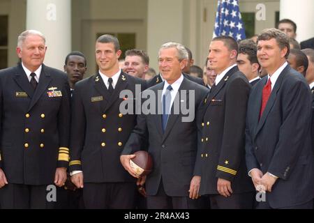 US Navy President George W. Bush, Center, posiert für ein Foto mit Mitgliedern der USA Marineakademie-Football-Team vor der Präsentation der Oberbefehlshaber-Trophäe in Rose Garden im White Hous. Stockfoto