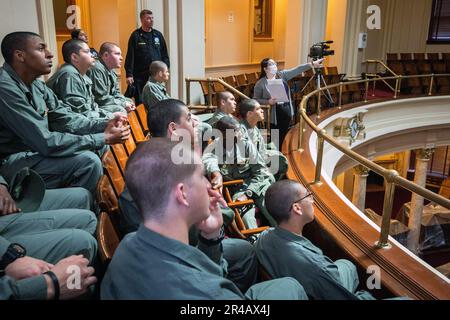 Cadets der New Jersey Youth Challenge Academy 55 besichtigen das New Jersey State House in Trenton, New Jersey, 11. April 2023. Die New Jersey Youth Challenge Academy ist ein alternatives Bildungsprogramm, das entwickelt wurde, um das Leben gefährdeter 16- bis 18-jähriger Jugendlicher zurückzugewinnen und Absolventen mit den Werten, Fähigkeiten, Bildung und Selbstdisziplin hervorzubringen, die für den Erfolg als Erwachsene erforderlich sind. Das Jugendherausforderungsprogramm der Nationalgarde wurde 1993 vom Kongress ins Leben gerufen, und die Eröffnungsklasse New Jerseys begann im September 1994. Stockfoto