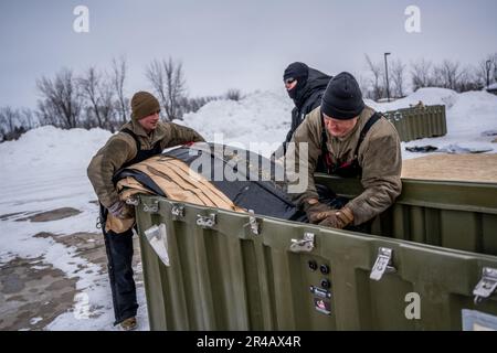 Crewchiefs vom 114. Wartungsgeschwader versammeln Zelte während der Lobo-Trident-Übung in Hector Field am 28. März 2023. Hector Field wurde als simulierte Vorlaufstation in einem befreundeten Land eingerichtet, um Airmen die Möglichkeit zu geben, Notoperationen und Kommunikation in Kriegszeiten an einem abgelegenen Ort zu üben. Stockfoto