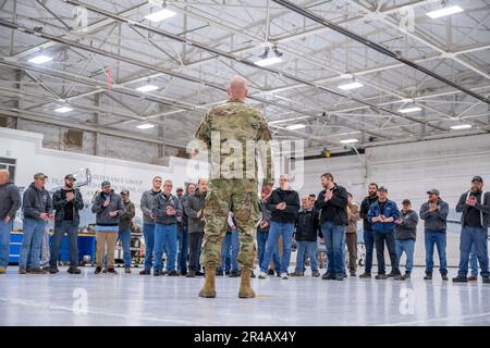 Northwest Machining and Manufacturing Tour The 124. Fighter Wing's Aircraft Maintenance Hanger, Gowen Field, ID, 6. April 2023. Stellvertretender Generaladjutant Der Luftwaffe, Brigadegeneral. General Tim Donnellan sprach während der Tour und betonte die Beiträge lokaler Partnerschaften zur globalen Effizienz der Mission. Stockfoto