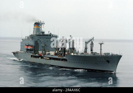 US Navy das militärische Sealift-Kommando (MSC), das sich auf dem Weg zur Nachfüllung des Ölers USNS Yukon (T-AO 202) befindet, nähert sich dem MSC-Krankenhausschiff USNS Mercy (T-AH 19). Stockfoto