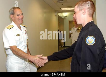 US Navy Commander, Navy Recruiting Command, Konteradmiral Jeffrey Fowler, begrüßt einen Schüler an der Delaware Militärakademie. Stockfoto