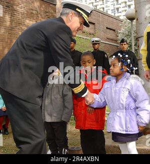 US Navy Commander, Navy Recruiting Command, Konteradmiral Jeffrey Fowler, begrüßt Kinder in der General George McCall Grundschule. Stockfoto