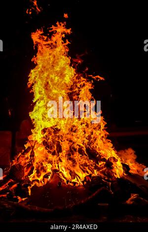 Feuer Flammen auf schwarzem Hintergrund, Feuer Feuer Flamme Textur Hintergrund, schön, das Feuer brennt, Feuer Flammen mit Holz und Kuhmist Lagerfeuer Stockfoto