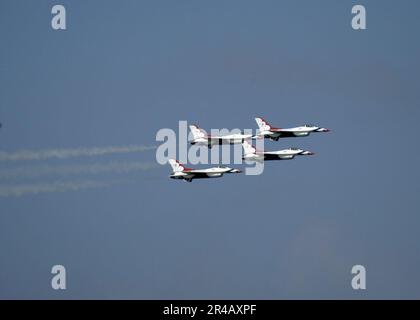 US Navy vier F-16-Kampfjets, die an die USA angeschlossen sind Air Force Thunderbirds führen ein Diamantenbildungs-Manöver über dem Amphibienschiff USS Bataan (LHD 5) durch. Stockfoto