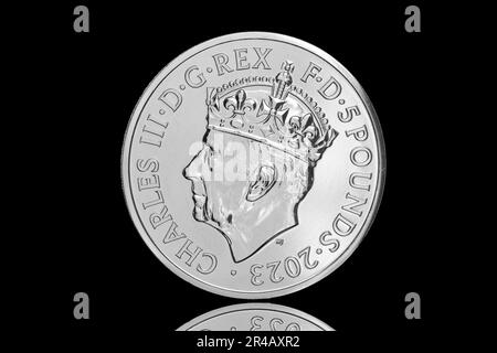 Eine 2023 GB £5-Münze zur Erinnerung an die Krönung von König Charles III. In der West Minster Abbey am 6. Mai 2023 Stockfoto