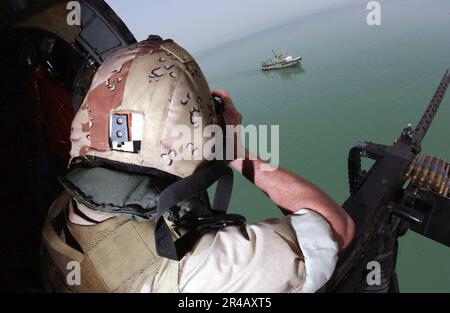 Leitender Leiter der US Navy Aviation Warfare Systems Operator, dem Helikopter-U-Boot-Geschwader Acht (HS-8) zugewiesen, Strike Force Such- und Rettungsteam nimmt Bilder von einem Schiff von Interesse auf. Stockfoto