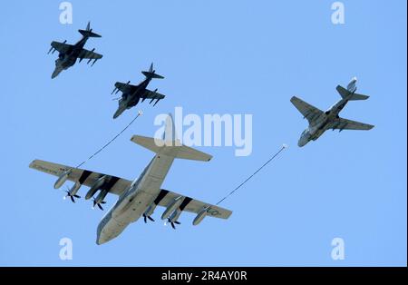 US Navy A KC-130J Hercules simuliert die Luftbetankung mit einem EA-6B Prowler und zwei AV-8B Harrier II Flugzeugen zum Abschluss der Marine Air Ground Task Force. Stockfoto