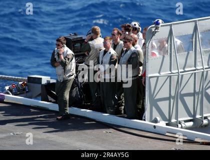 US Navy Landing Signal Officers (LSOs), die Carrier Air Wing One Four (CVW-14) zugeteilt sind, überwachen genau den Anflug und die Landung von Luftfahrzeugen an Bord des Flugzeugträgers USS Ronald Reagan der Klasse Nimitz (CVN 76). Stockfoto