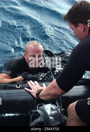 US Navy Sonar Technician 1. Class und Electronics Technician, die dem EODMU-11 (Explosive Ordnance Disposal Mobile Unit One) zugewiesen sind, führen Tauchgänge durch Stockfoto