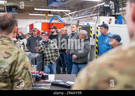 Northwest Machining and Manufacturing Tour The 124. Fighter Wing's Aircraft Maintenance Hanger, Gowen Field, ID, 6. April 2023. Dieses Maschinenbauunternehmen mit Sitz in Meridian, Idaho, stellt seit Jahrzehnten in Gowen Field ein wichtiges Fahrwerk für Die A-10 Thunderbolt II her. Stockfoto