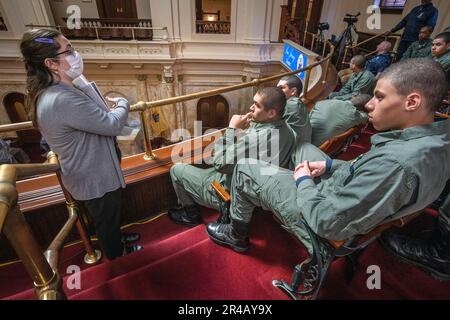 Cadets der New Jersey Youth Challenge Academy 55 besichtigen das New Jersey State House in Trenton, New Jersey, 11. April 2023. Die New Jersey Youth Challenge Academy ist ein alternatives Bildungsprogramm, das entwickelt wurde, um das Leben gefährdeter 16- bis 18-jähriger Jugendlicher zurückzugewinnen und Absolventen mit den Werten, Fähigkeiten, Bildung und Selbstdisziplin hervorzubringen, die für den Erfolg als Erwachsene erforderlich sind. Das Jugendherausforderungsprogramm der Nationalgarde wurde 1993 vom Kongress ins Leben gerufen, und die Eröffnungsklasse New Jerseys begann im September 1994. Stockfoto