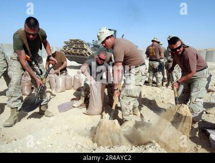 US Navy von links, USA Marinekorps Gunnery Sgt. Constructionman 1. Klasse und Chefbaumeister und andere Seebäume und Marines des mobilen Baubataillons 2 Stockfoto