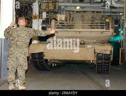 US Navy USA Marinekorps Staff Sgt. Left, der 13. Marine Expeditionary Unit (MEU 13), 1. Panzerdivision, zugewiesen, leitet einen M1A1 Abrams Main Battle Panzer auf den unteren Bereich Stockfoto